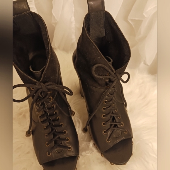 Koolaburra Blk Bootie w/ lace up and open toe - Picture 1 of 4